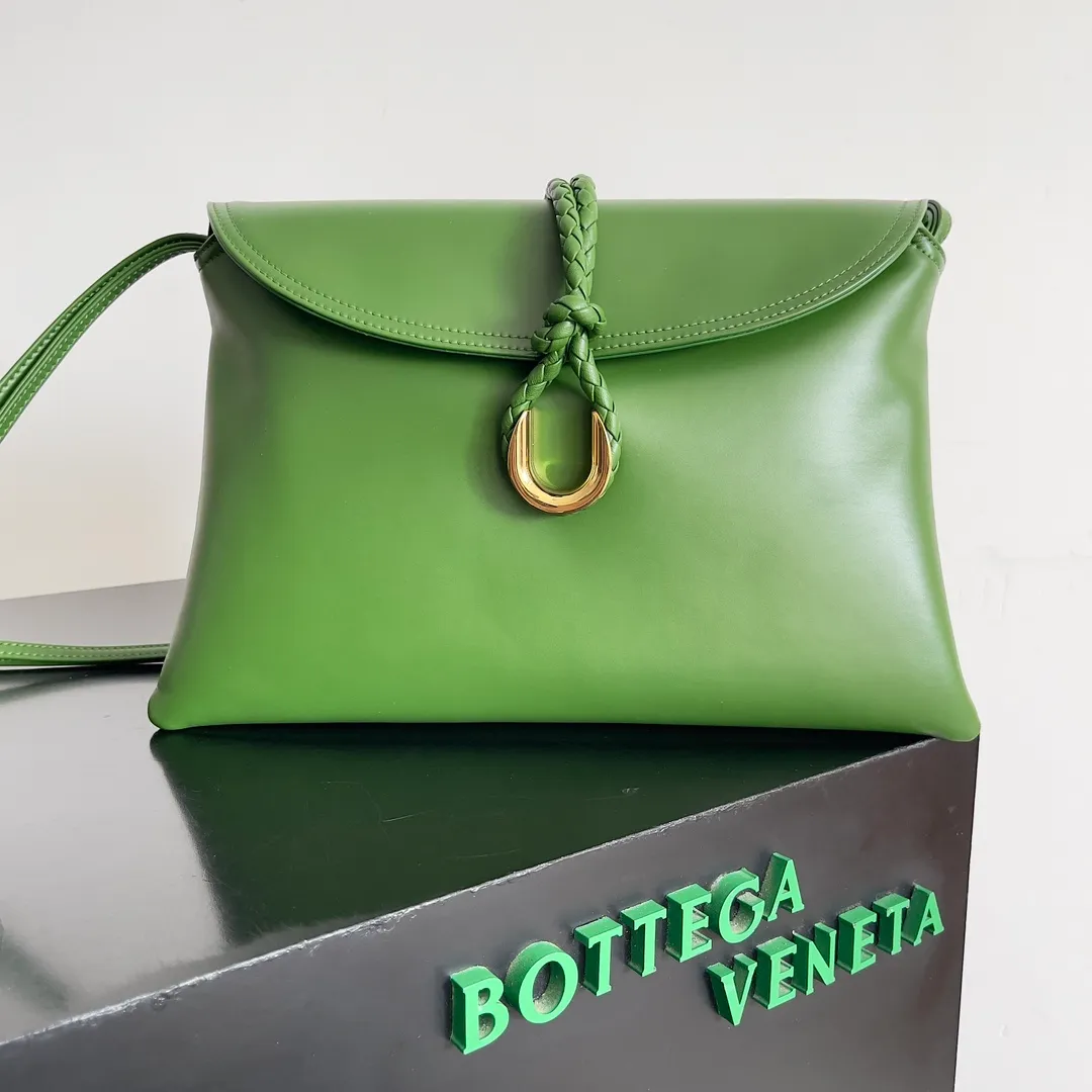 Batch 1680 Inspired by the 1970s, the Bottega Veneta women's logo shoulder bag has a smooth leather surface that brings a clean and handsome feel, just like the neatness and tenacity of a working woman. The front buckle is made of high-quality hardware pendant, the overall retro elegance, and the excellent leather feels soft. This Bottega Veneta series can be described as beautiful, weakening the complexity of the outfit, not competing for it, and only using the best quality to interpret itself. Style number: 806034 (large size) Size: 30*20*8cm